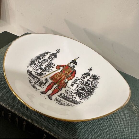 Staffordshire Queensberry fine bone china teardrop kings guard china dish bowl - Picture 5 of 8